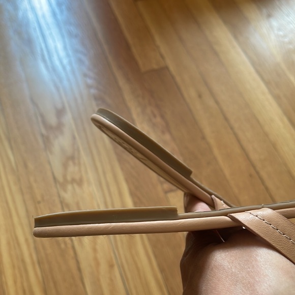 Tory Burch leather thong sandals. 12M - Picture 9 of 10